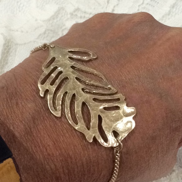 Beautiful leaf stamp bolo gold tone bracelet new - Picture 2 of 2